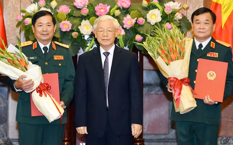 Ngày 16/10, tại Phủ Chủ tịch, Tổng Bí thư, Chủ tịch nước Nguyễn Phú Trọng, Bí thư Quân ủy Trung ương, Chủ tịch Hội đồng Quốc phòng An ninh, Thống lĩnh các lực lượng vũ trang đã trao Quyết định thăng quân hàm từ Trung tướng lên Thượng tướng cho ông Hoàng Xuân Chiến, Ủy viên Trung ương Đảng, Thứ trưởng Bộ Quốc phòng. Trung tướng Lê Huy Vịnh, Ủy viên Trung ương Đảng, Phó Tổng Tham mưu trưởng Quân đội Nhân dân Việt Nam cũng được thăng quân hàm lên Thượng tướng.