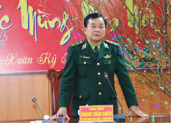 Thượng tướng Chiến đã có thời gian dài phục vụ trong quân đội, Bộ đội biên phòng. Ông từng trả qua các cương vị như Phó Giám đốc Học viện Biên phòng, Chỉ huy trưởng Bộ đội biên phòng tỉnh Thừa Thiên-Huế, Phó Tư lệnh Bộ đội Biên phòng, Phó Tư lệnh kiêm Tham mưu trưởng Bộ đội Biên phòng. (Ảnh chụp trước thời điểm ông được thăng quân hàm lên thượng tướng)