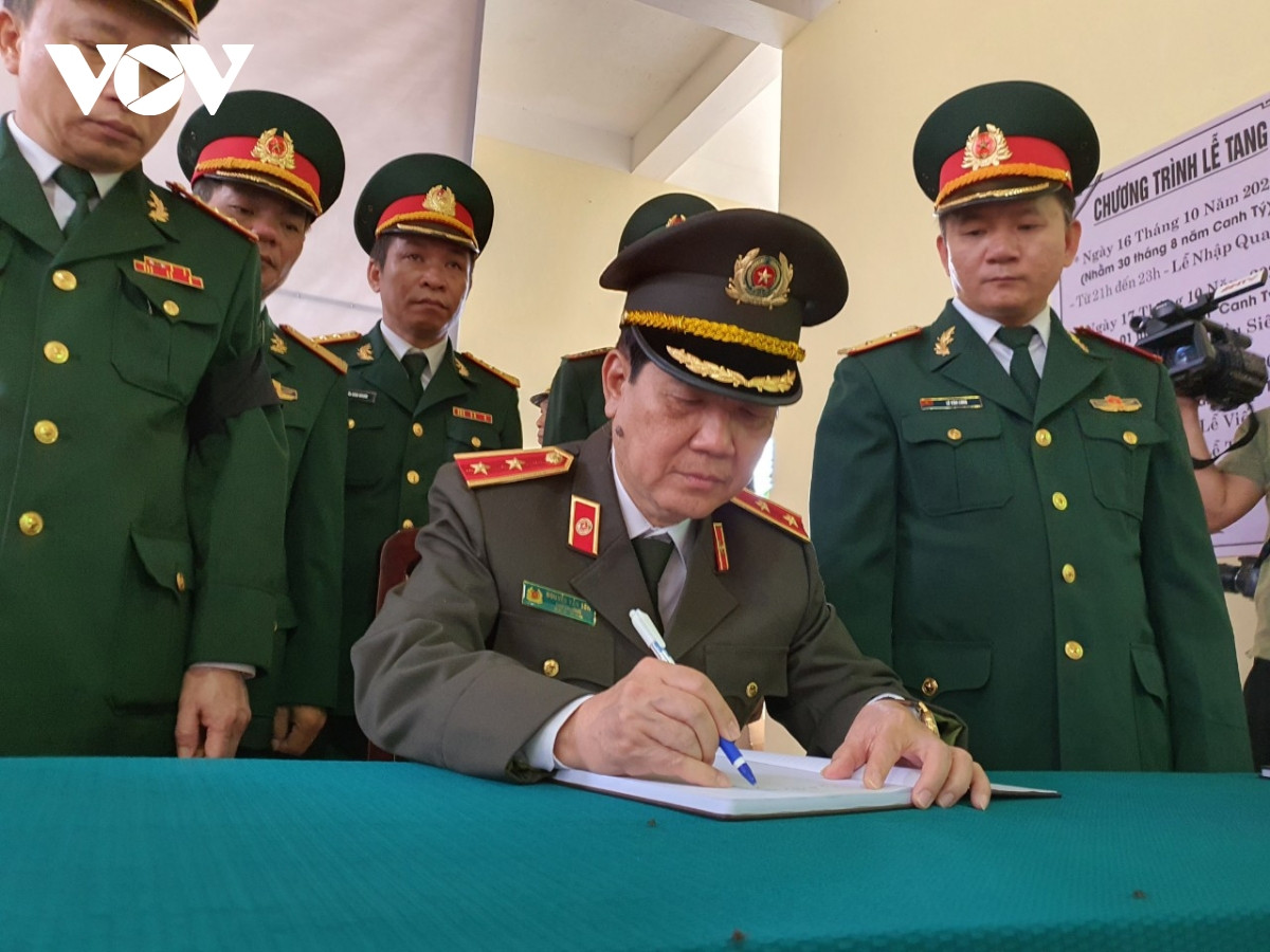 Trung tướng Nguyễn Văn Sơn Thứ trưởng Bộ Công an ghi sổ tang. 