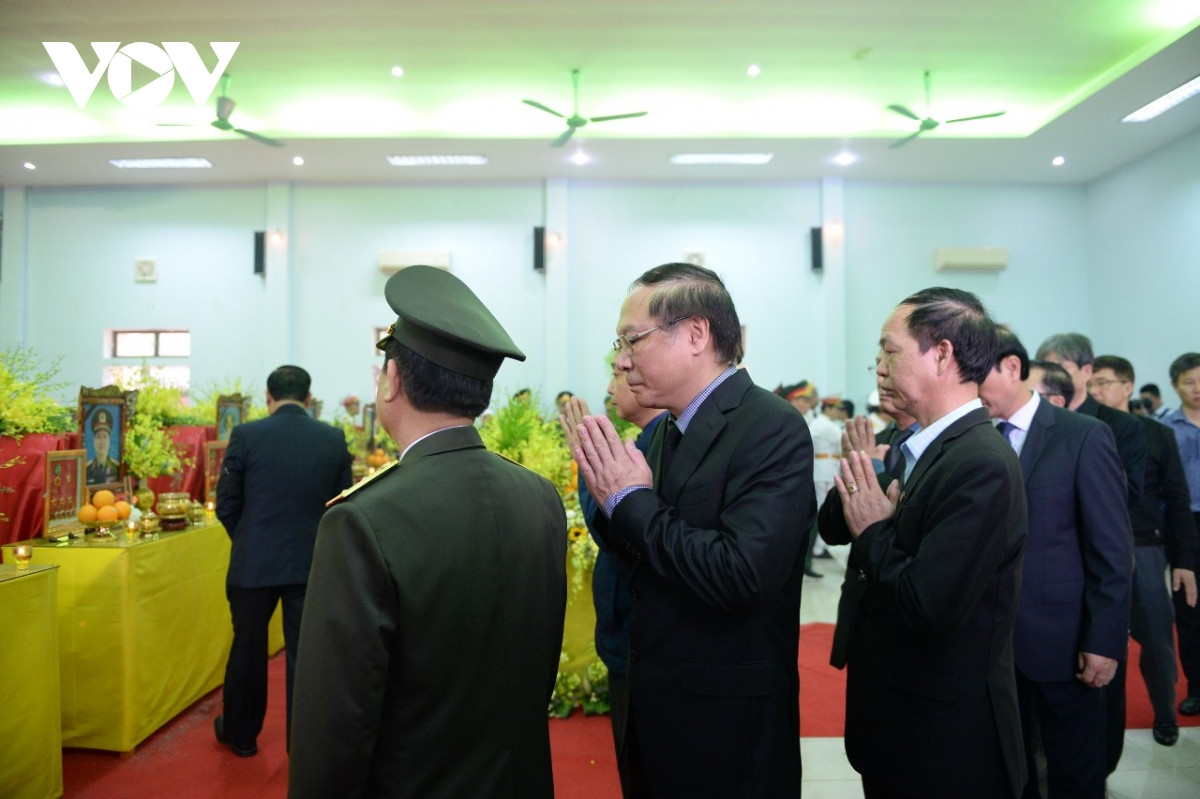 Đoàn Bộ Công an do Trung tướng Nguyễn Văn Sơn dẫn đầu vào viếng. Bộ trưởng Bộ Công an Tô Lâm gửi vòng hoa viếng. 