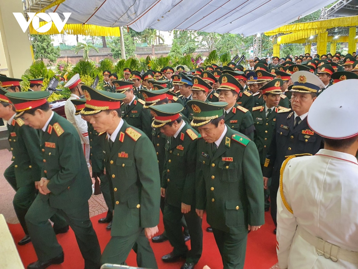 Đoàn Quân uỷ Trung ương Bộ Quốc phòng do Thượng tướng Phan Văn Giang, uỷ viên Trung ương Đảng, Uỷ viên Quân uỷ Quân ương, Thứ trưởng Bộ Quốc phòng dẫn đầu vào viếng, Bộ trưởng Bộ Quốc phòng Bộ trưởng Ngô Xuân Lịch và nguyên Bộ trưởng Phùng Quang Thanh gửi vòng hoa viếng. 