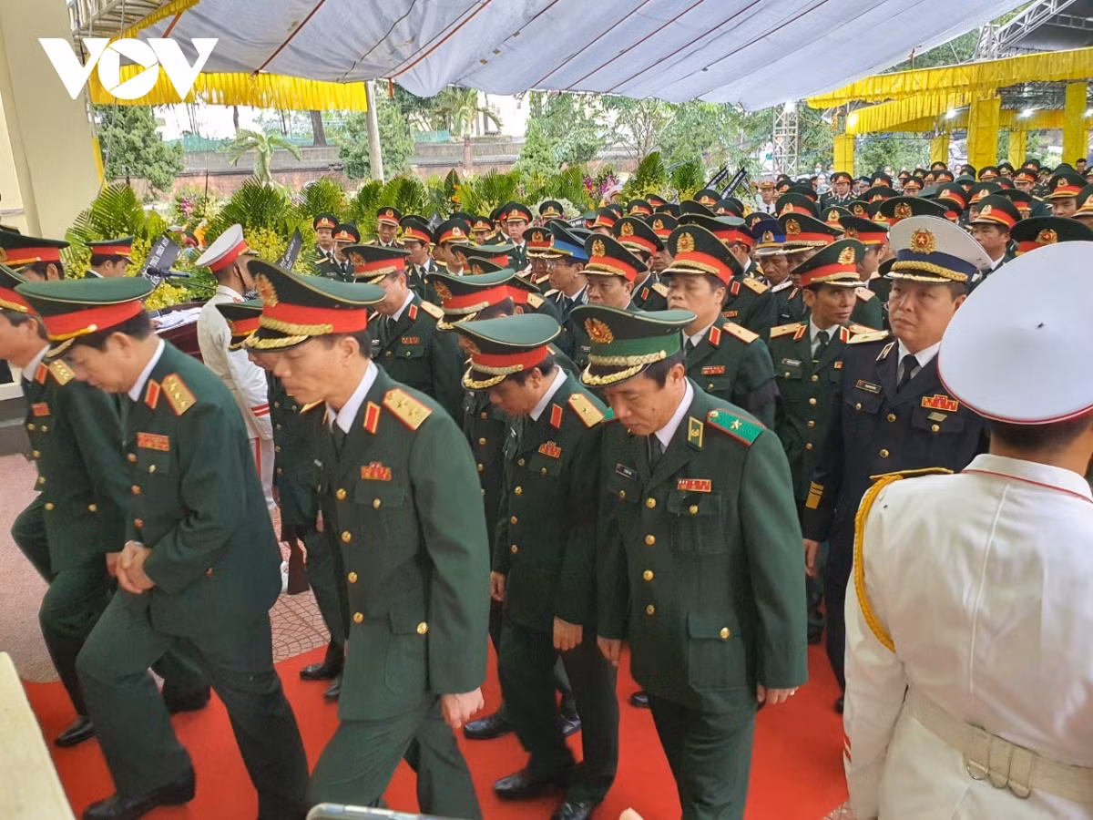 Đoàn Quân uỷ Trung ương Bộ Quốc phòng do Thượng tướng Phan Văn Giang, uỷ viên Trung ương Đảng, Uỷ viên Quân uỷ Quân ương, Thứ trưởng Bộ Quốc phòng dẫn đầu vào viếng, Bộ trưởng Bộ Quốc phòng Bộ trưởng Ngô Xuân Lịch và nguyên Bộ trưởng Phùng Quang Thanh gửi vòng hoa viếng. 