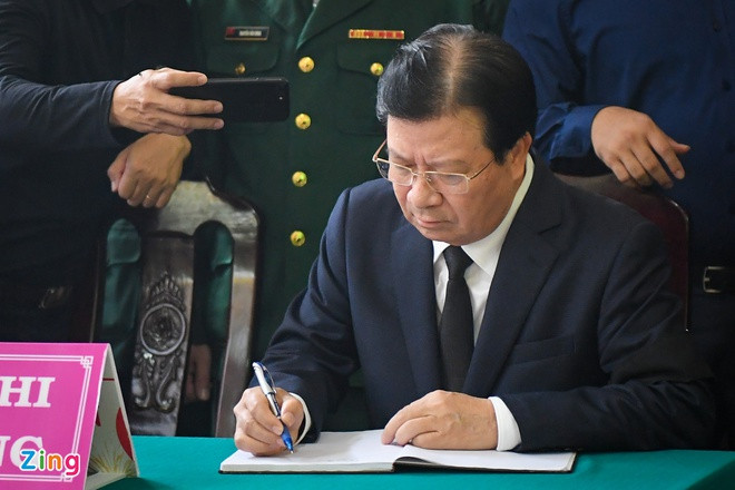 Phó thủ tướng Trịnh Đình Dũng ghi sổ tang chia buồn cùng các gia đình liệt sĩ.