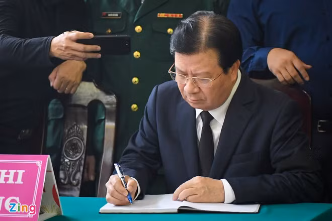 Phó thủ tướng Trịnh Đình Dũng ghi sổ tang chia buồn cùng các gia đình liệt sĩ.