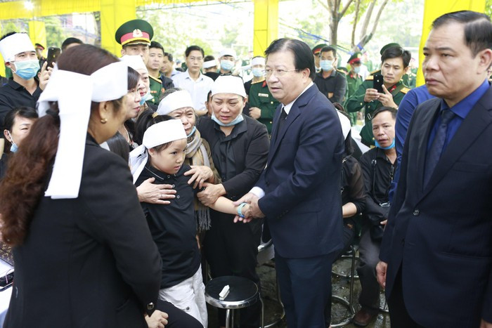 Ngay từ sáng sớm, Phó thủ tướng Trịnh Đình Dũng chia buồn cùng gia quyến các liệt sĩ.