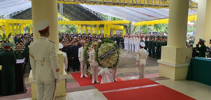 Phó thủ tướng Trịnh Đình Dũng và Thượng tướng Phan Văn Giang, Ủy viên Trung ương Đảng, Ủy viên Thường vụ Quân ủy Trung ương, Tổng Tham mưu trưởng, Thứ trưởng Bộ Quốc phòng và các đại biểu vào viếng.