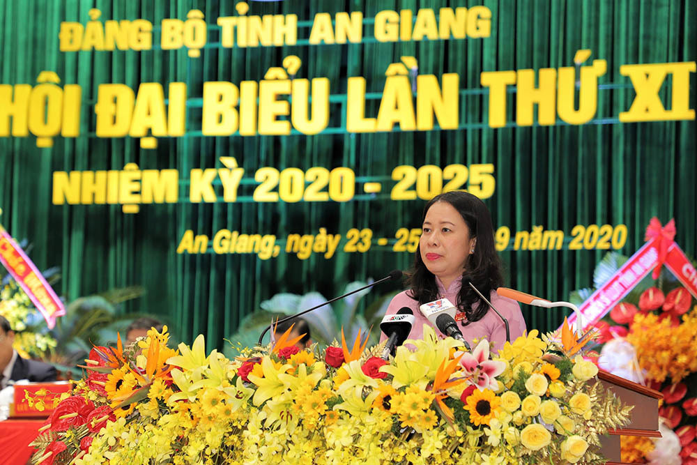  Bà Võ Thị Ánh Xuân (SN 1970, quê An Giang) tái đắc cử Bí thư Tỉnh ủy An Giang ngày 24/9. Bà kinh qua các vị trí: Ủy viên Ban Thường vụ, Phó chủ tịch, Chủ tịch Hội Liên hiệp Phụ nữ tỉnh An Giang; Ủy viên Ban Chấp hành Đảng bộ tỉnh, Phó trưởng Ban Dân vận Tỉnh ủy; Ủy viên Ban Thường vụ Tỉnh ủy và Bí thư Thị ủy Tân Châu. Sau đó bà giữ chức Phó chủ tịch UBND tỉnh, rồi Phó bí thư Tỉnh ủy An Giang.