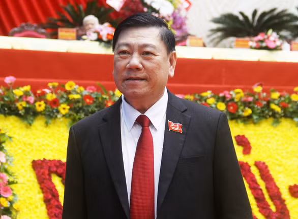  Ông Trần Văn Rón (SN 1961, quê Vĩnh Long) tái đắc cử bí thư Tỉnh ủy Vĩnh Long ngày 24/9. Ông Rón từng trải qua nhiều chức vụ, gồm: giám đốc Sở Công nghiệp, giám đốc Sở Kế hoạch và đầu tư, bí thư Huyện ủy Vũng Liêm, phó bí thư Tỉnh ủy, chủ tịch UBND tỉnh Vĩnh Long. Tháng 3/2015, ông Rón được Bộ Chính trị phân công làm bí thư Tỉnh ủy Vĩnh Long nhiệm kỳ 2010 - 2015. Tháng 10/2015, tại Đại hội Đảng bộ tỉnh Vĩnh Long lần thứ X, nhiệm kỳ 2015 - 2020, ông Rón tái đắc cử bí thư Tỉnh ủy.