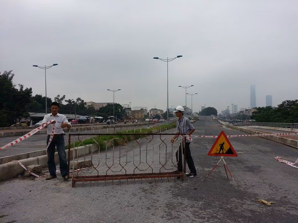 Ha Noi: Cau vuot xay do 