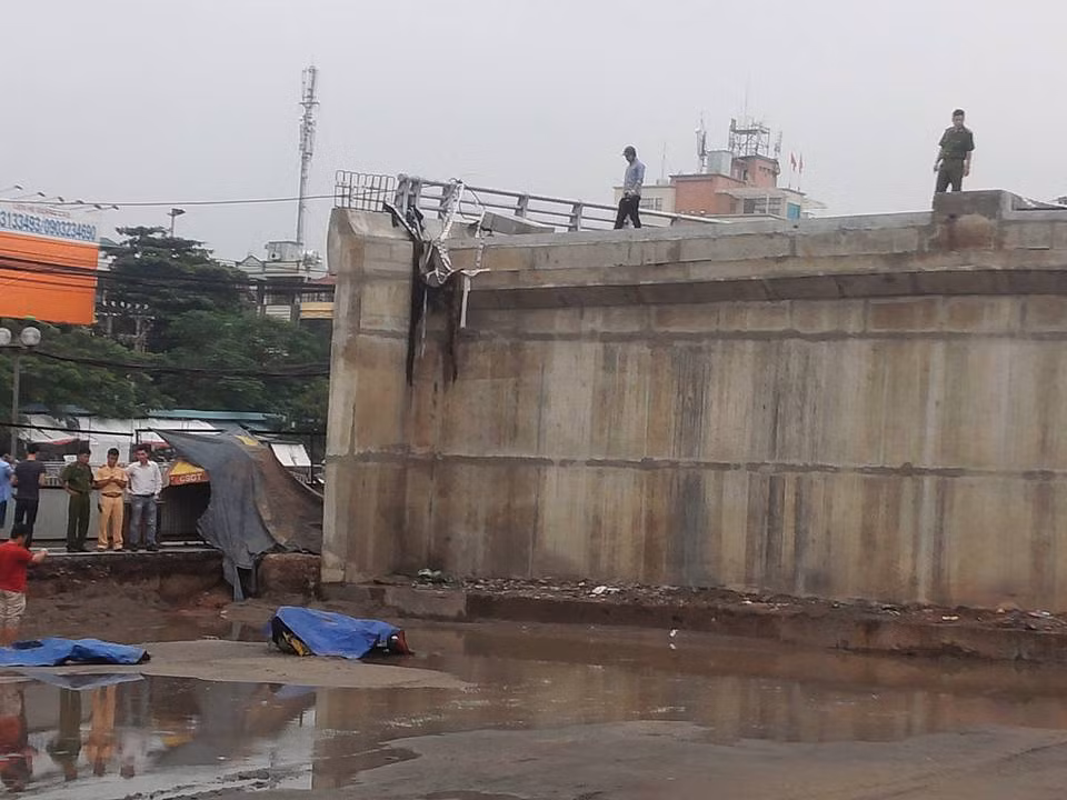 Ha Noi: Cau vuot xay do 