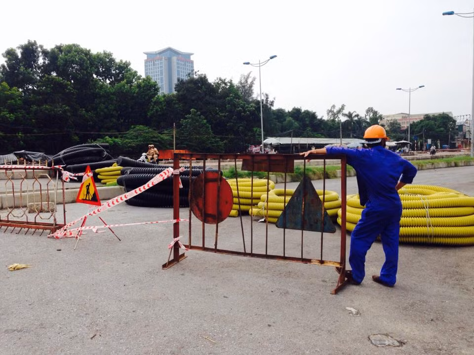 Thanh nien chet o cau vuot Cau Giay: Rao chan rat so sai-Hinh-2