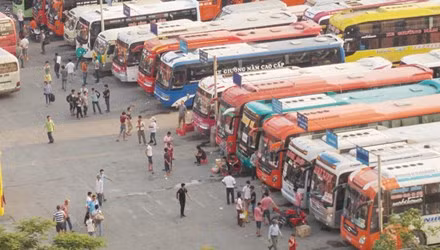 Bat ngo lo nha xe chay 