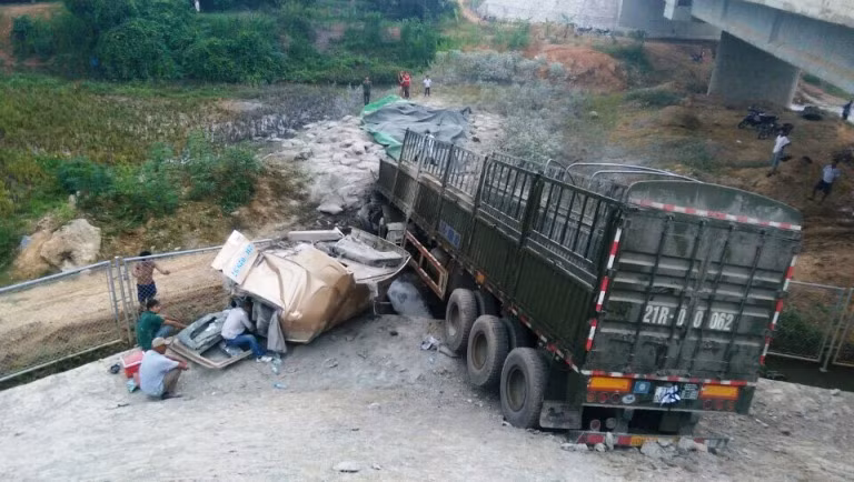 Xe dau keo dam nhau tren cao toc NB-LC, tai xe chet tai cho