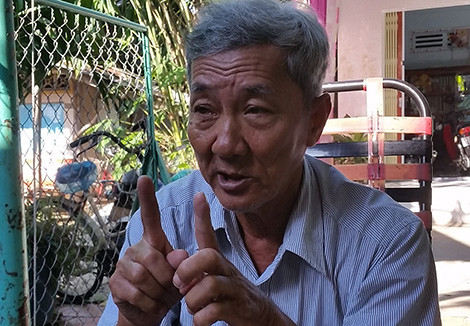 Ông Sáu Tia hào hứng kể chuyện cuộc đời mình.