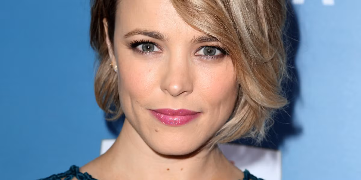 Cằm là vị trí tài phúc. Cằm trái có nốt ruồi như nữ diễn viên người Canada Rachel McAdams là người được hưởng vinh hoa phú quý trọn đời.