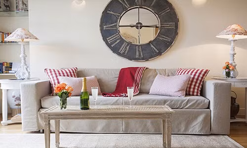 Treo đồng hồ phía trên sofa dễ gây áp lực về tâm lý cho người ngồi phía dưới.