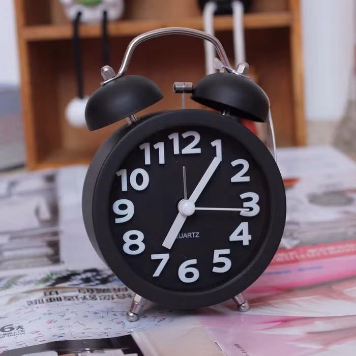 Nếu mỗi phòng cần có đồng hồ thì chỉ cần sử dụng đồng hồ nhỏ để bàn và một đồng hồ to ở phòng khách.