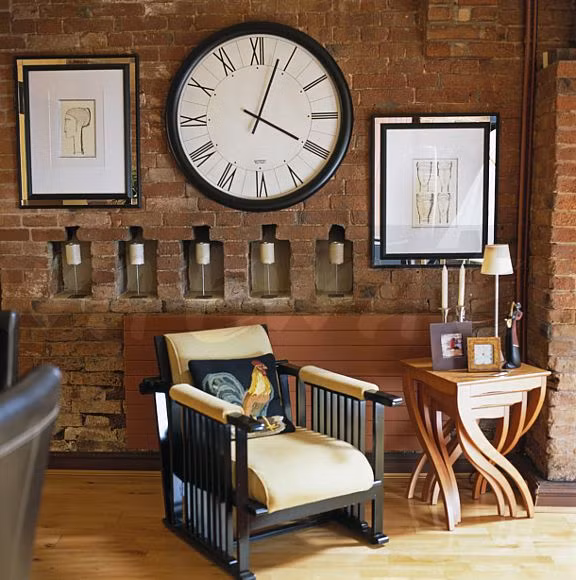 Một chiếc đồng hồ to sẽ giúp bạn xem giờ rõ hơn. Tuy nhiên, trong một căn phòng nhỏ mà treo đồng hồ quá to sẽ chiếm hết không gian, khiến mọi người cảm thấy ngột ngạt, khó chịu.