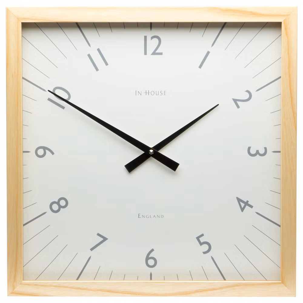 Đồng hồ có góc nhọn hay hình thù nhiều sắc cạnh có thể gây rối loạn luồng khí tốt vào nhà. Do vậy, hãy lựa chọn đồng hồ tròn hoặc hình dáng ít góc cạnh.