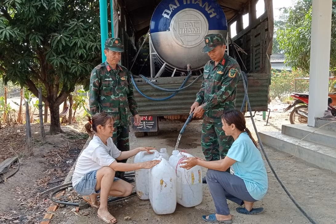 Mang xe bon cho nuoc sach den tan nha cho dan Ea Sup-Hinh-3