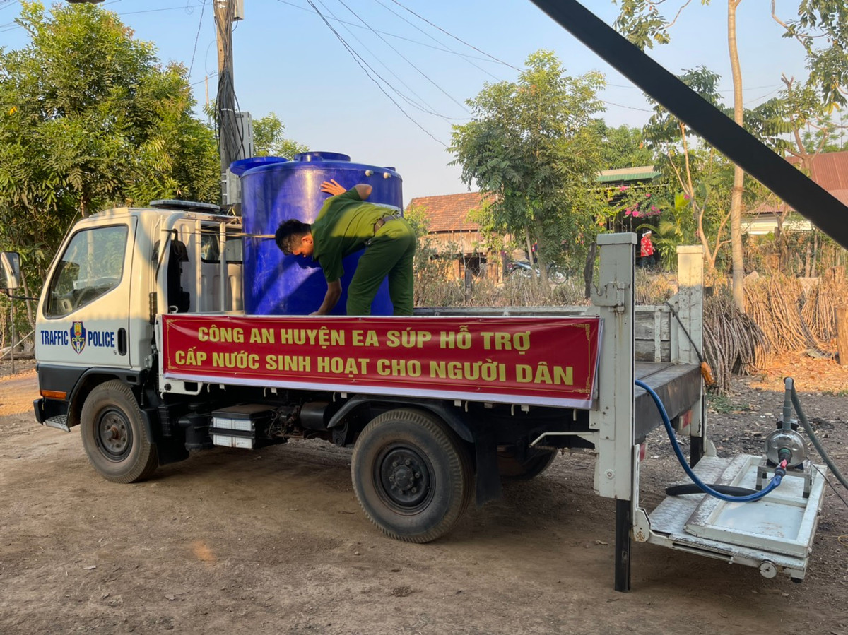 Mang xe bồn chở nước sạch đến tận nhà cho dân Ea Súp Mang xe bon cho nuoc sach den tan nha cho dan Ea Sup