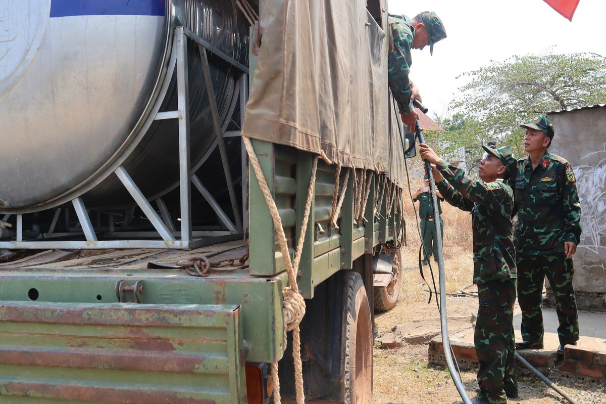 Mang xe bồn chở nước sạch đến tận nhà cho dân Ea Súp - Hình 2 Mang xe bon cho nuoc sach den tan nha cho dan Ea Sup-Hinh-2