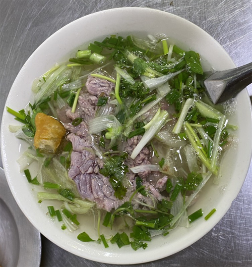 Gần 70 năm tồn tại, thương hiệu Phở Thìn Bờ Hồ luôn giữ vững phong độ, được thực khách trong nước lẫn quốc tế tới ăn. Năm 2019, Phở Thìn Bờ Hồ tự hào trở thành cái tên được lựa chọn để phục vụ cho 3.000 phóng viên quốc tế và trong nước trong dịp Hội nghị thượng đỉnh Mỹ-Triều. (Ảnh: Khuê Việt Trường)