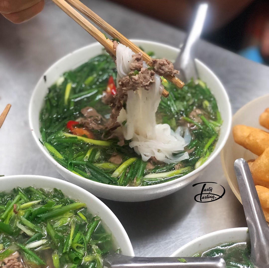 Một điểm khác biệt khác là Phở Thìn Lò Đúc chỉ phục vụ duy nhất món phở bò tái lăn. Điểm đặc trưng của bát phở nơi đây là được nêm rất nhiều hành. Thịt bò được xào sơ qua với gia vị trước khi bỏ vào bát phở. Nhờ vậy mà miếng thịt săn lại, ngấm đẫm gia vị, đậm đà vị của thịt xào thơm mềm. (Ảnh: Tastydarling)