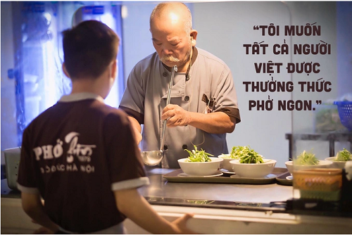 Khác với vị phở truyền thống, nước dùng Phở Thìn Lò Đúc được ninh từ xương có vị béo ngậy, bát phở Thìn Lò Đúc không trong mà có màu hơi đục. Dù khác lạ song hương vị béo giòn vẫn chinh phục nhiều thực khách sành ăn. (Ảnh: Phở Thìn 13 Lò Đúc)