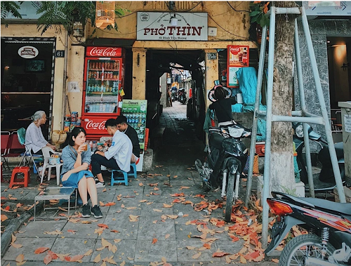 Nổi tiếng thơm ngon song Phở Thìn Bờ Hồ không vội vã mở nhiều chuỗi cửa hàng nhằm kiểm soát tốt chất lượng món ngon. Hiện, Phở Thìn Bờ Hồ mở bán tại 61 Đinh Tiên Hoàng với không gian mang đậm nét mộc mạc, truyền thống và 2 chi nhánh (số 1 Lê Văn Hưu, số 1 Hàng Tre). Các quán này do các con cháu trong gia đình họ Bùi quản lý. (Ảnh: Khuê Việt Trường).