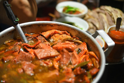 Phở Gánh chinh phục người ăn bởi hương vị đặc biệt thơm ngon của nước phở, bánh phở mềm dai. Người ăn cũng không cần xếp hàng trong đêm như trước. Hiện quán phục vụ từ 4h30-9h, thuận tiện hơn nhiều cho người ăn. (Ảnh: Duy Hiệu/Zing)