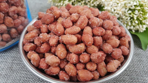 Không nên ăn quá nhiều. Lạc có mùi thơm, dễ chế biến song không nên vì ngon mà ăn quá nhiều. Không kiểm soát lượng ăn vào khiến chất béo tích tụ, ảnh hưởng tiêu cực đến huyết áp và quá trình trao đổi mỡ máu.