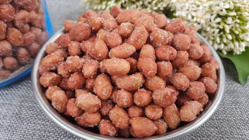 Không nên ăn quá nhiều. Lạc có mùi thơm, dễ chế biến song không nên vì ngon mà ăn quá nhiều. Không kiểm soát lượng ăn vào khiến chất béo tích tụ, ảnh hưởng tiêu cực đến huyết áp và quá trình trao đổi mỡ máu.