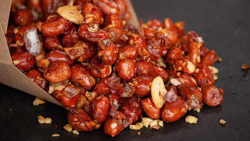 Chế biến lạc “thân thiện” với sức khỏe. Có nhiều cách chế biến lạc song chuyên gia khuyên nên luộc. Chế biến thành đậu phộng cay, đậu phộng rang muối... giúp món ăn đậm đà song nhược điểm của cách chế biến này là có thể khiến bạn không kiểm soát được lượng lạc ăn vào.