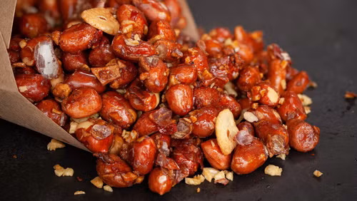 Chế biến lạc “thân thiện” với sức khỏe. Có nhiều cách chế biến lạc song chuyên gia khuyên nên luộc. Chế biến thành đậu phộng cay, đậu phộng rang muối... giúp món ăn đậm đà song nhược điểm của cách chế biến này là có thể khiến bạn không kiểm soát được lượng lạc ăn vào.