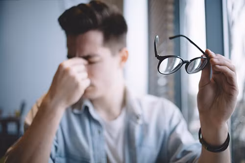 Ngoài suy giảm thị lực, bệnh nhân tiểu đường còn có thể có hiện tượng khô mắt, mỏi mắt, khó chịu... do sự gia tăng mạch máu mắt, các vấn đề thần kinh do lượng đường trong máu tăng cao liên tục.