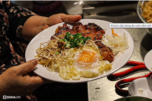 Cơm tấm “bãi rác”. Quán cơm tấm “bãi rác” thuộc về một tiểu thương kinh doanh tại Xóm Chiếu, Lê Văn Lợi, thành phố Hồ Chí Minh. Quán có tên như vậy bởi vị trí nằm cạnh một bãi rác lớn. (Ảnh: Soha)