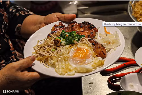 Cơm tấm “bãi rác”. Quán cơm tấm “bãi rác” thuộc về một tiểu thương kinh doanh tại Xóm Chiếu, Lê Văn Lợi, thành phố Hồ Chí Minh. Quán có tên như vậy bởi vị trí nằm cạnh một bãi rác lớn. (Ảnh: Soha)