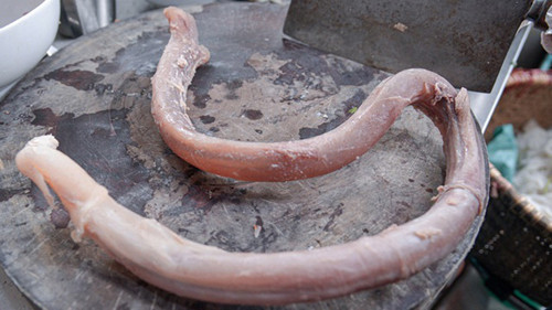 Sở hữu cái tên "khói lửa", món ăn thành công khơi gợi sự tò mò của thực khách. Dù vậy, không thể phủ nhận đây thực sự là món ăn cực phẩm với hương vị hài hòa, vị giòn tan, bùi béo của bộ ngẩu pín và các đồ ăn kèm. Đặc biệt, món ăn được cho là mang lại tác dụng bổ thận tráng dương, rất được nam giới yêu thích. (Ảnh minh họa)