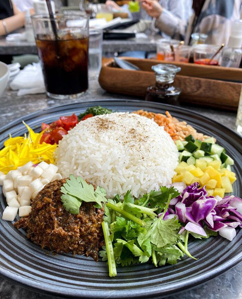 Sở hữu cái tên ma mị nhưng sức hút của món ăn không hề nhẹ. Cơm âm phủ được nhiều người tìm tới bởi sự kết hợp hài hòa của những thức ngon quen thuộc trong ẩm thực Huế như thịt ram, giò lụa, nem chua, tôm chấy, trứng tráng, rau thơm, dưa món... (Ảnh minh họa)