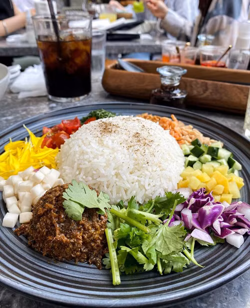 Sở hữu cái tên ma mị nhưng sức hút của món ăn không hề nhẹ. Cơm âm phủ được nhiều người tìm tới bởi sự kết hợp hài hòa của những thức ngon quen thuộc trong ẩm thực Huế như thịt ram, giò lụa, nem chua, tôm chấy, trứng tráng, rau thơm, dưa món... (Ảnh minh họa)