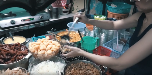 Hiện, quán có hơn 20 món như chè hạt sen, đậu xanh, đậu đỏ, mè đen, nhãn nhục, bạch quả, hột gà trà đen, đu đủ tiềm... Với mỗi món, chủ quán tỉ mỉ đong đếm nguyên liệu, nấu sao cho trọn vị. Nhờ vậy, suốt từ khi đi vào hoạt động, “Chè ma” luôn dành được sự ưu ái của thực khách. (Ảnh: Di Vỹ)