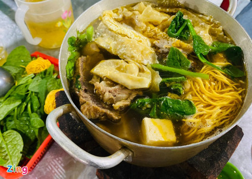 Bán lẩu bình dân nhưng chủ quán luôn chăm chút từng nguyên liệu đến khâu chế biến, phục vụ. Hương vị đặc trưng, giá cả phải chăng nên quán tồn tại suốt nhiều năm, luôn là sự lựa chọn hàng đầu của những thực khách sành ăn. (Ảnh: Zing)