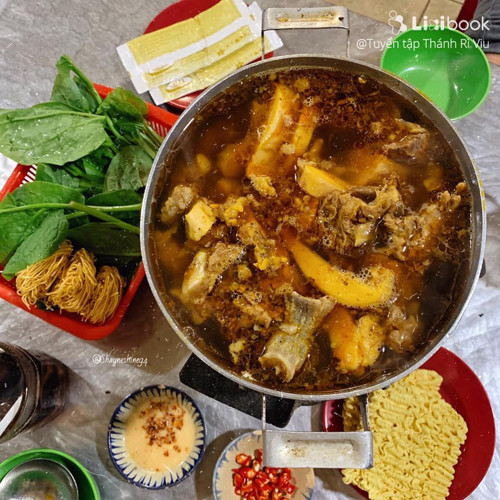  Lẩu bò “nghĩa địa”. Quán chuyên phục vụ lẩu bò, nằm trong hẻm 498 Nguyễn Thị Định (Quận 2, Thành phố Hồ Chí Minh). Cái tên đầy ám ảnh này bắt nguồn từ vị trí của quán, nằm ngay cạnh những ngôi mộ người thân chủ quán. Mở bán ở vị trí không được đánh giá cao nhưng hương vị tuyệt phẩm giúp chủ quán thu hút lượng lớn khách. Ảnh: Lixibook.
