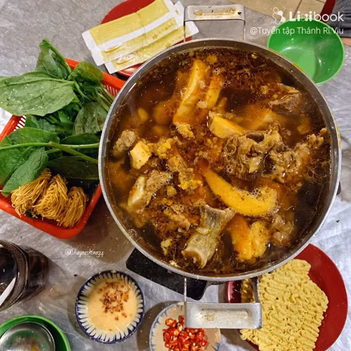  Lẩu bò “nghĩa địa”. Quán chuyên phục vụ lẩu bò, nằm trong hẻm 498 Nguyễn Thị Định (Quận 2, Thành phố Hồ Chí Minh). Cái tên đầy ám ảnh này bắt nguồn từ vị trí của quán, nằm ngay cạnh những ngôi mộ người thân chủ quán. Mở bán ở vị trí không được đánh giá cao nhưng hương vị tuyệt phẩm giúp chủ quán thu hút lượng lớn khách. Ảnh: Lixibook.