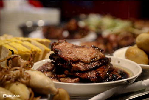 Sở hữu tên gọi hơi “nặng mùi” song cửa hàng rất đông khách. Ngay cả khi tính phí cao hơn so với các quán khác, cơm tấm “bãi rác” vẫn nườm nượp khách ra vào. (Ảnh: Soha)