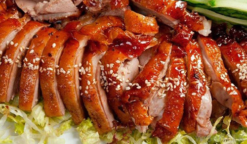 Thịt nướng “được lòng” người ăn song cách chế biến cũng khá công phu. Người làm phải sơ chế nguyên liệu, tẩm ướp, chuẩn bị than củi... Vậy nhưng, với sự góp sức của các loại nồi chiên không dầu, bếp nướng, gia vị, sốt đóng gói... việc nấu ăn không còn “cồng kềnh” như trước.