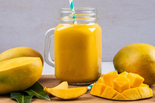 Sinh tố. Nam giới có thể chuẩn bị các loại sinh tố cho bữa ăn, vừa giúp giải nhiệt, vừa bổ sung dinh dưỡng lại đẹp da, giữ dáng, rất phù hợp với chị em nhân dịp 8/3.