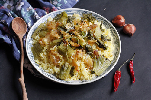 Với cơm rang dưa bò, bạn chuẩn bị thịt bò, cải chua, trứng gà, hành lá, tỏi băm và các loại gia vị. Khi thực hiện, bạn cho thịt bò vào tô, ướp với hạt nêm, bột ngọt, tiêu, dầu mè, bột tỏi, đường, trộn đều đợi thấm vị.