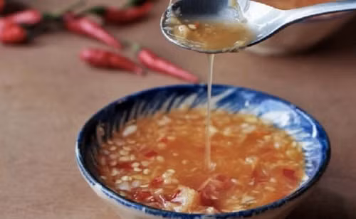 Thêm vào nước cốt của 1/2 quả chanh. Sau đó giã nát gừng, ớt cho vào bát nước mắm. Nước mắm gừng có vị chua chua, ngọt ngọt, cay cay vô cùng hấp dẫn.